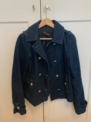 Jeans jacka  - Super fin använd 3 gånger bara ser ut som ny 