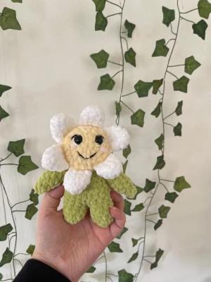 Virkad blomfigur - Handvirkat i mjukt polyester garn! Perfekt som gosedjur eller present!