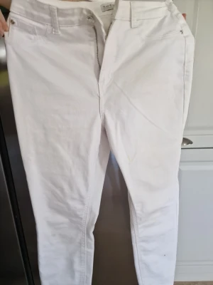 Vita skinny jeans från primark  - Säljer ett par vita skinny jeans från primark för bara 80 kr