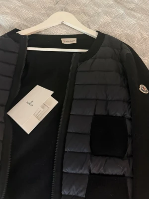 Moncler cardigan  - Jätte fin cardigan som bara används ett få tag gånger, köpt i butik så kvitto finns med. Nypris 9500kr. Jackan är i storlek M men passar även mig som brukar ha S