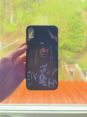 Svart mobilskal med tryck - Snyggt svart mobilskal med grafiskt tryck i vitt och grått. Skalet har ett coolt motiv och är gjort i ett tåligt plastmaterial som skyddar mobilen mot repor och stötar. Passar perfekt för dig som vill ha en unik look på din telefon.