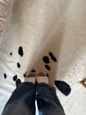 Vita klackar  - Snygga vita pumps från Boohoo med fyrkantig tå💕 lite stötta och även lim eller något ifrån sulan som syns (se bild 2&3), dock inte synligt när skon är på💋