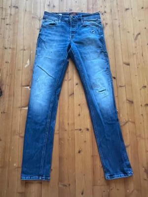 Slim Glenn Jack & Jones Jeans - Säljer nu dessa feta slimfit glenn jeans från Jack & Jones. Storlek W29 / L32. Modellen på bilderna är 183 cm lång och väger 68 kg. Vid frågor eller funderingar släng iväg ett meddelande!