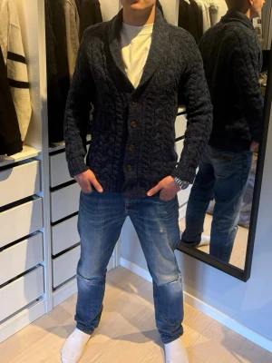 Clockhouse cardigan - Riktigt snygg mörkblå cardigan från Clockhouse. Storleken är M, tveka inte på att höra av dig vid eventuella frågor och funderingar!🫠
