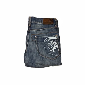 Blå raka jeans från diesel - Snygga diesel jeans med tryck på bak fickan