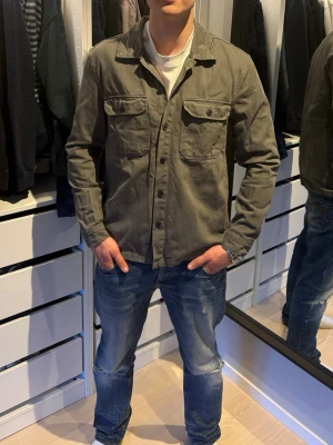 Lost Minds overshirt - Riktigt snygg overshirt från Lost Minds. Storleken är M, tveka inte på att höra av dig vid eventuella frågor och funderingar! 🫠