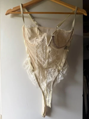 Krämfärgad spetsbody - Säljer nu min krämfärgad body då den inte passade mig den är aldrig använd så den är som ny💕priset går att diskutera!🥰