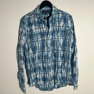 Ralph Lauren skjorta - Vid köp av fler produkter erbjuds bättre pris. Skriv vid ytterligare frågor eller funderingar🤝 Storlek: S (passar större). Mått: Längd 76 cm. Bredd 53 cm.