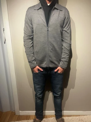 Overshirt från J.lindeberg - Stickad overshirt ifrån j.lindeberg Färgen är grå och storleken är S. Tröjan är i nyskick. Modellen är 177cm och väger 65cm. Skriv för mer information✨✨