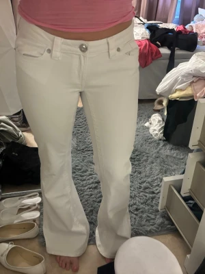 Vita bootcut jeans med fickor - Säljer dessa snygga jeans som endast är provade och är helt nya!! Populära slutsålda på hemsidan men finns kvar lite i butiker