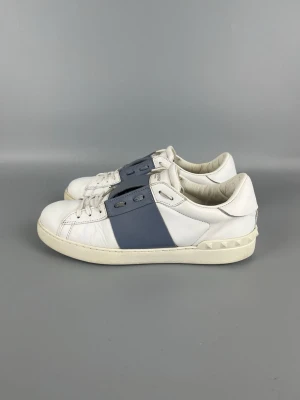 Grå Valentino Open Skor - • The shoes have been gently used and are in good condition  • Size: 42 (fits 42.5–43)  • Color: Grey  • Retail price: 7280 SEK / 590€  • No accessories