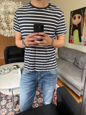 Randig blåvit t-shirt  - Snygg blå vit randig tisha! Perfekt för sommarn 