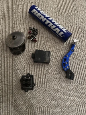 Aerox delar - Det som finns är: helt ny kick, helt ny renthal barpad, orginal variator, 15x12 Variatorvikter, CDI, någon sorts racing membran med packning.                                        Skriv vad ni är intresserade av så kan vi komma överens om ett pris!!!