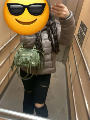 Svarta jeans med hål  - Jag säljer svarta jeans med hål i jätte fina 