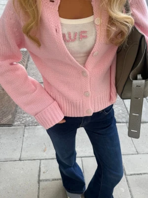 Ljusrosa kofta från Meet Me There - Smått luddig och tvättas innan den skickas. Från Filippas gamla kollektion helt slutsåld i denna storleken S/M. Första bilden är lånad