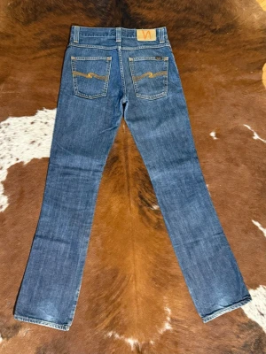 Vintage nudie LowSlimJim - Tjena! Säljer dessa riktigt feta nudie jeans i modellen LowSlimJim Dry/Raw som var en av det första nudie modellerna, W28/L34, fint skick, Hör av dig vid funderingar!🙌