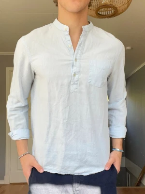 Ljusblå henley i linne – Red One – strl S - Säljer en riktigt clean linneskjorta/henley från Red One 🌤️ Perfekt sommarplagg med minimalistisk look och skön luftig passform.  • Märke: Red One • Storlek: S • Material: Linneblandning • Färg: Ljusblå • Grandad/henley-krage • Bröstficka framtill • Snygg både uppklädd och casual • Fint skick  Passar perfekt till linnebyxor, jeans eller shorts för en clean sommarfit ☀️  💰 Pris: 199 kr 📍 skicks