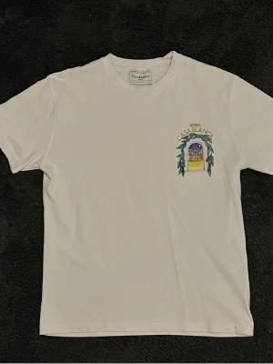 Casa Blanca t shirt  - Säljer denna feta casa Blanca t shirten då den Tyvär inte passar annars hade jag 100 behållt den. Storlek S 
