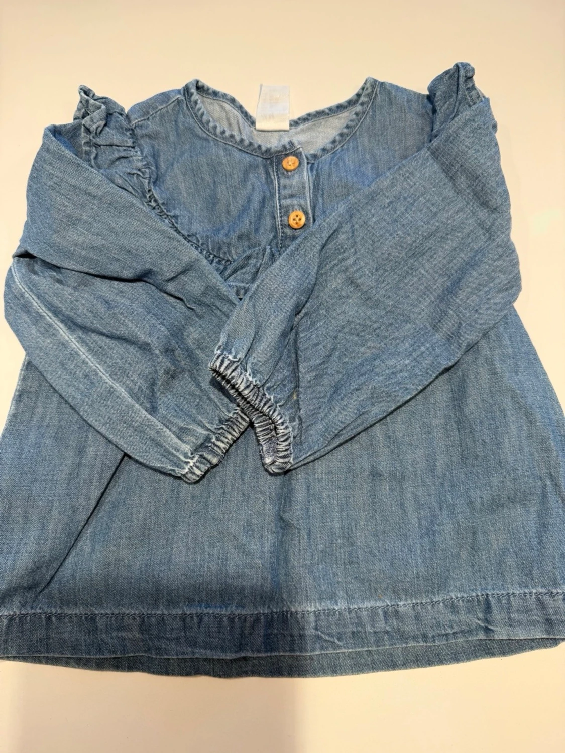 Blå jeansblus med volangdetaljer
