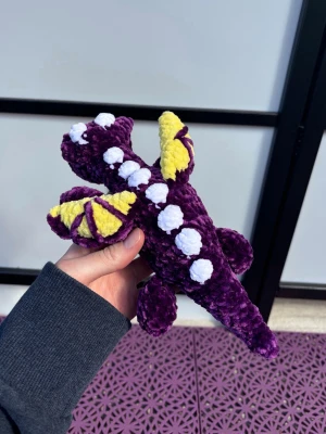 Virkad drake - Virkad drake! Virkad i chernillegarn med Polyesterfyllning. Säkerhetsögon i plast (rekommenderas ej för barn under 3 år) 🐉🧶