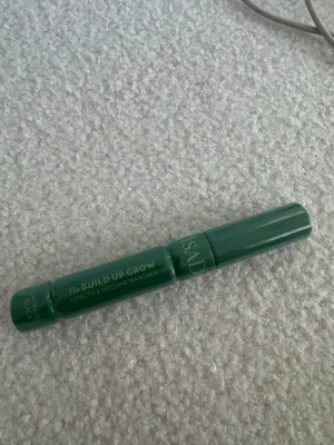 IsaDora Build Up Mascara - Säljer en IsaDora Build Up Mascara i en snygg grön tub. Mascaran har en klassisk cylindrisk form och är tillverkad i plast. Perfekt för dig som vill ha volym och längd till fransarna. Enkel att applicera och smidig att ha med i väskan.
