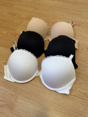 Tre BHar vit svart beige - Tre BHar i färgerna vit, svart och beige. Från H&M och Cubus.