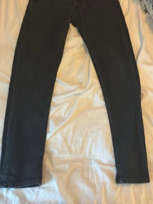 Svarta skinny jeans från Replay - Säljer ett par svarta skinny jeans från Replay med diskret tvättad look. Klassisk femficksmodell med Replay-logga vid fickan. Snygg passform och stretchigt material som sitter tajt längs benen. Perfekta till en avslappnad streetstil.     Storlken är W 32 L32