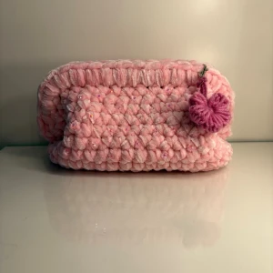 Virkad necessär i chenille garn - Kelly - med diamanter  - Virkad clutch • Virkad i chenille garn • Färg: Ljusrosa med diamanter  • Storlek: M • Virkad av mig