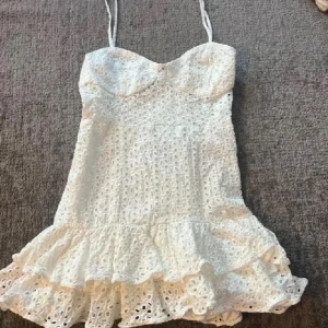 Vit Zara klänning - Supersnygg vit Zara klänning, inga defekter💕💕slutsåld o finns inte o köpa!