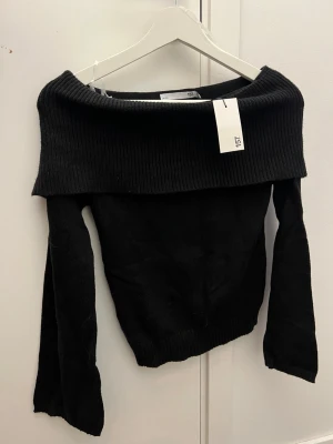 Stickad off shoulder tröja - Säljer denna helt nya svarta stickade off shoulder tröjan från lager157 som är i så skönt material och lite bredare i armarna ❣️❣️