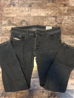 Svarta jeans från Diesel - Tja, säljer just nu ett par riktigt fina jeans från Diesel. Väldigt fina regular slim fit, finns endast ett litet hål vid midjan (se bild 4) annars inga defekter. ✅Tveka inte att höra av er kring eventuella frågor ✅