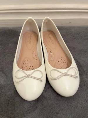 Ballerinaskor  - Säljer mina vita ballerina skor i storlek 38. Nypris 300. De har liten slitning vid sidan men syns inte när dem är på🤍