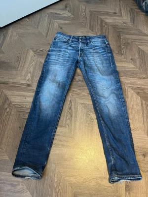 Jeans W 29  - Säljer dessa tvär feta jeans från Jack & Jones i färgen mörkblå. Dem är i väldigt bra skick, några feta slitningar här och där. Är i storlek 29 32. 🚨Priset kan diskuteras via intresse🚨