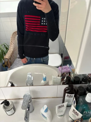 Gant USA Flag Stickad Tröja - Tja! Säljer en sjukt fet mörkblå USA flag stickad tröja från Gant. Otroligt bra passform och riktigt nice material. 10/10 skick inga defekter inget. Hör av dig om du har någon fundering!