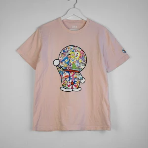 T-Shirt - Oversized Doraemon t-shirt från Uniqlo x Takashi Murakami 🩷Storlek S (armhåla till armhåla: 50cm, längd 67cm) 📏I fint skick, säljes pga ej min stil. Köp nu ✉️