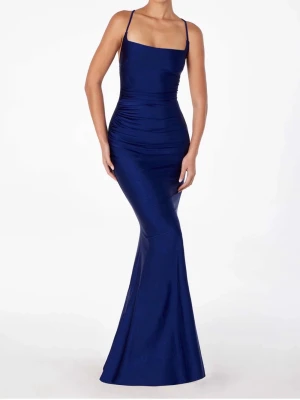 Marinblå långklänning med snörning - Jag säljer en lång mörkblå bal klänning med snörning och dragkedja i ryggen. Klänningen är i storlek i S, använd 1 gång och har inga deftekter. Skriv till mig om ni vill ha fler bilder! Är villig att gå ner i pris 