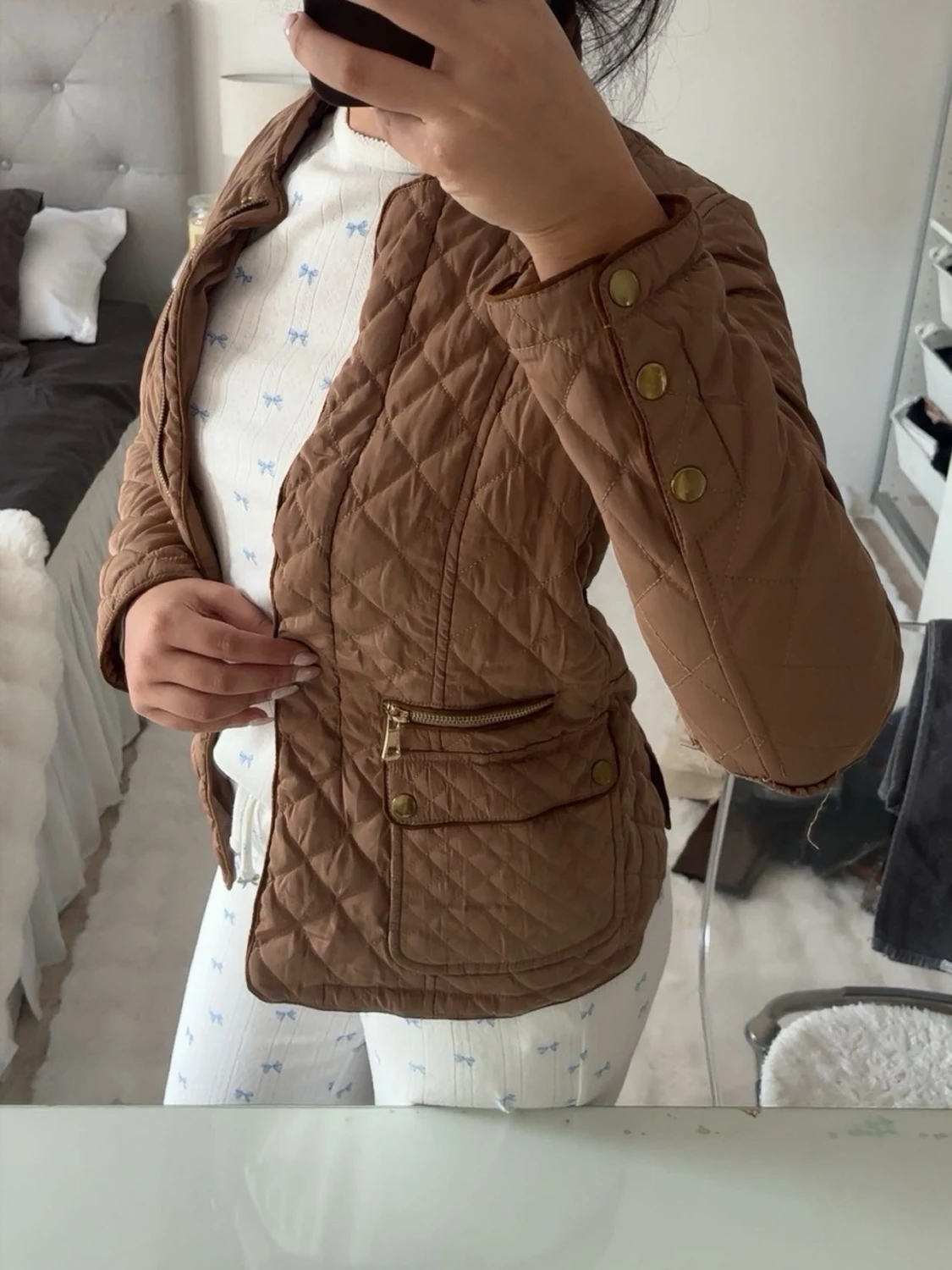 Brun quiltad jacka med gulddetaljer