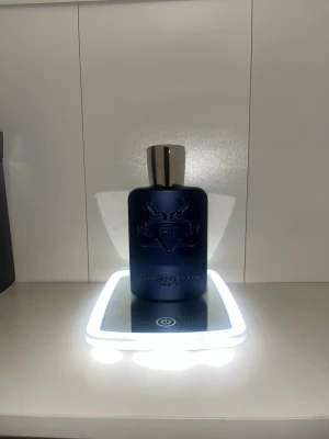 Parfums de Marly Layton EdP 125ml - En lyxig doft med toner av vanilj, äpple och kryddor. Perfekt för kvällar och kallare väder. Men funkar bra året om. Skriv för mer frågor och pris kan diskuteras vid snabb affär 