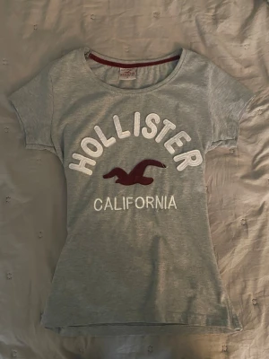 Hollister t-shirt💞💞 - Jätte snygg T shirt från hollister i storlek S, den är i bra skick och är jätte fin.💞💞