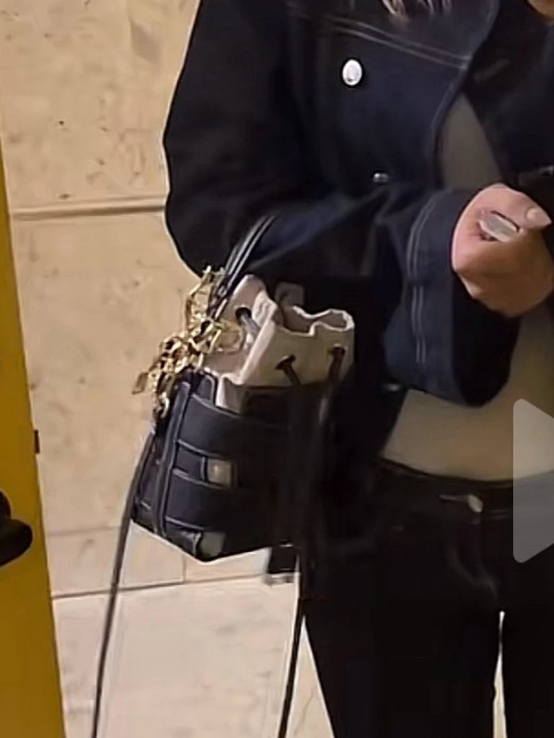 Svart och beige bucket bag  - 3