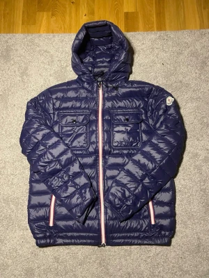 Moncler jacka  - Moncler dourent | riktigt sellsynt | storlek 4≈L men sitter mer som M | Finns inga defekter | kom pm vid frågor!