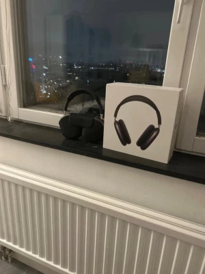 Apple AirPods Max hörlurar svart - Snygga Apple AirPods Max i svart med over-ear design och mjuka öronkuddar. Tillverkade i aluminium och rostfritt stål med ett vadderat huvudband för extra komfort. Medföljer originalförpackning, laddningskabel och extra öronkuddar.