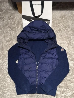 SÖKER❗️❗️❗️ - Jag söker en moncler cardigan i färgen mörkblå! Skriv jätte gärna ifall ni har någon! Strlk s-m? Ska passa runt 170! 👍 kp om ni har en.🤝