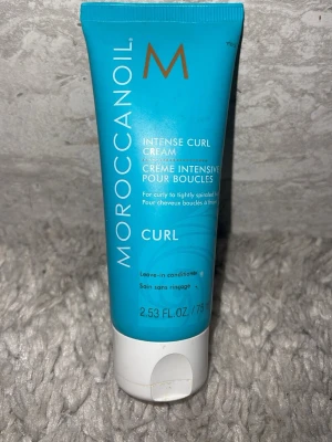 Moroccanoil Intense Curl Cream - Moroccanoil Intense Curl Cream är en leave-in kräm för lockigt till tätt lockigt hår. 