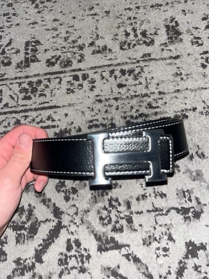 Svart Bälte Silver - Sprillans nytt och oanvänt, 110cm. Ingår håltagningssnål!