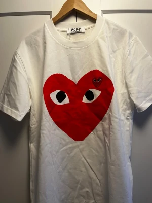 CDG T-shirt - Skick: 9/10 | Säljes pga för stor | höjd (från axlar): 71cm