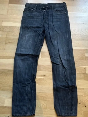 Weekday jeans - Säljer ett par mörkblå jeans med rak passform och klassisk femficksdesign. Jeansen har en enkel look utan slitningar och är tillverkade i denim. Perfekta för dig som gillar en clean och tidlös stil.