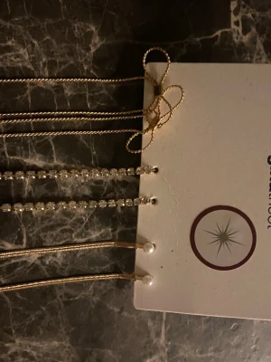 Set med guldiga örhängen från ginatricot💞💞 - Säljer ett set med flera örhängen i guld. Har aldrig använt dom, försökte täcka prislappen men tog bort det för att det inte blev något bra.💞💞💞