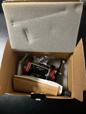 Abu Garcia Ambassadeur 7000 rulle - Säljer en HELT NY Abu Garcia Ambassadeur 7000 fiskerulle i svart och rött med detaljer i metall. Levereras i originalkartong med manual och tillbehör. Perfekt för sportfiske och passar till olika fiskemetoder , eller som samlarobjekt . Kvitto från 2004 kommer med och gäller endast en av dom dö den andra är såld . Denna produkt sälj inte längre och har stor efterfrågan därav priset. 