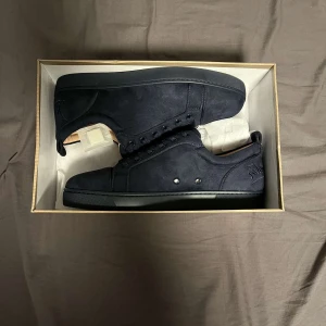 Mörkblå Christian Louboutin - Säljer nu dessa feta loubs som jag knappt använt, storlek 43. Dom är sparsamt använda och är i mycket bra skick. Dustbag, box och verifieringskort medföljer. Det är bara att höra av sig vid frågor eller funderingar🤩💪🏼